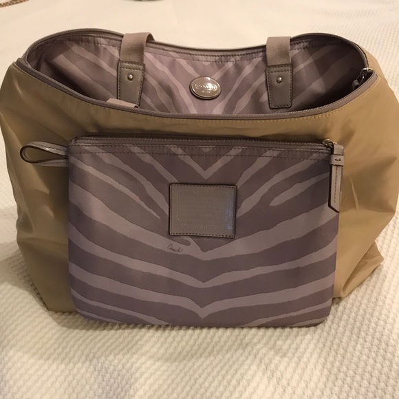 🎉HOST PICK 🎉COACH Signature Bag & Snap Pouch - Picture 8 of 15